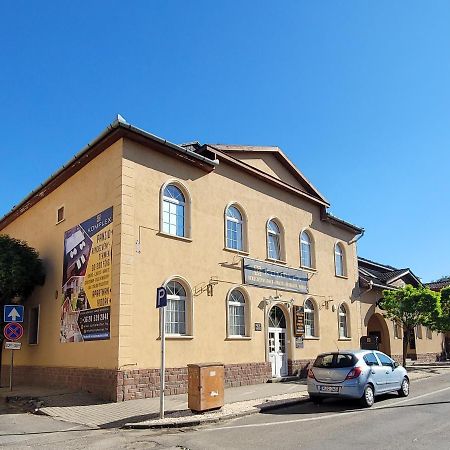 Komplex -Rendezvenytermek-Panzio-Apartman-Irodak- Mateszalka Exteriör bild