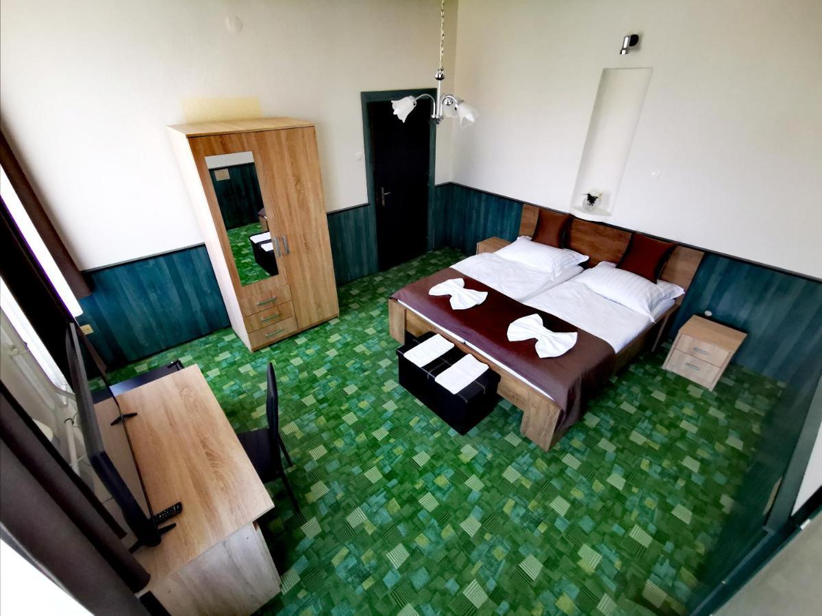 Komplex -Rendezvenytermek-Panzio-Apartman-Irodak- Mateszalka Exteriör bild