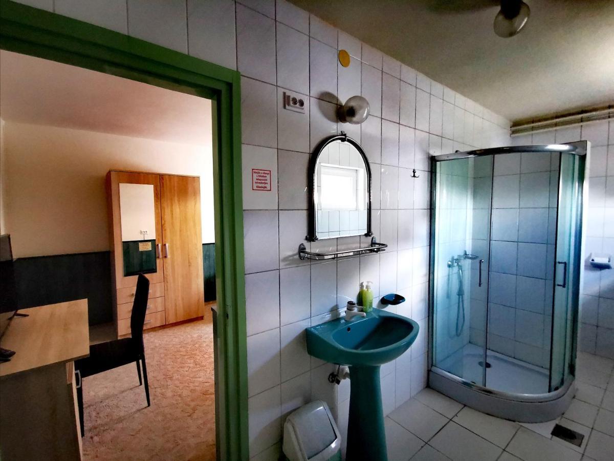 Komplex -Rendezvenytermek-Panzio-Apartman-Irodak- Mateszalka Exteriör bild