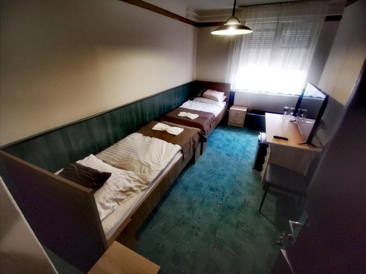 Komplex -Rendezvenytermek-Panzio-Apartman-Irodak- Mateszalka Exteriör bild