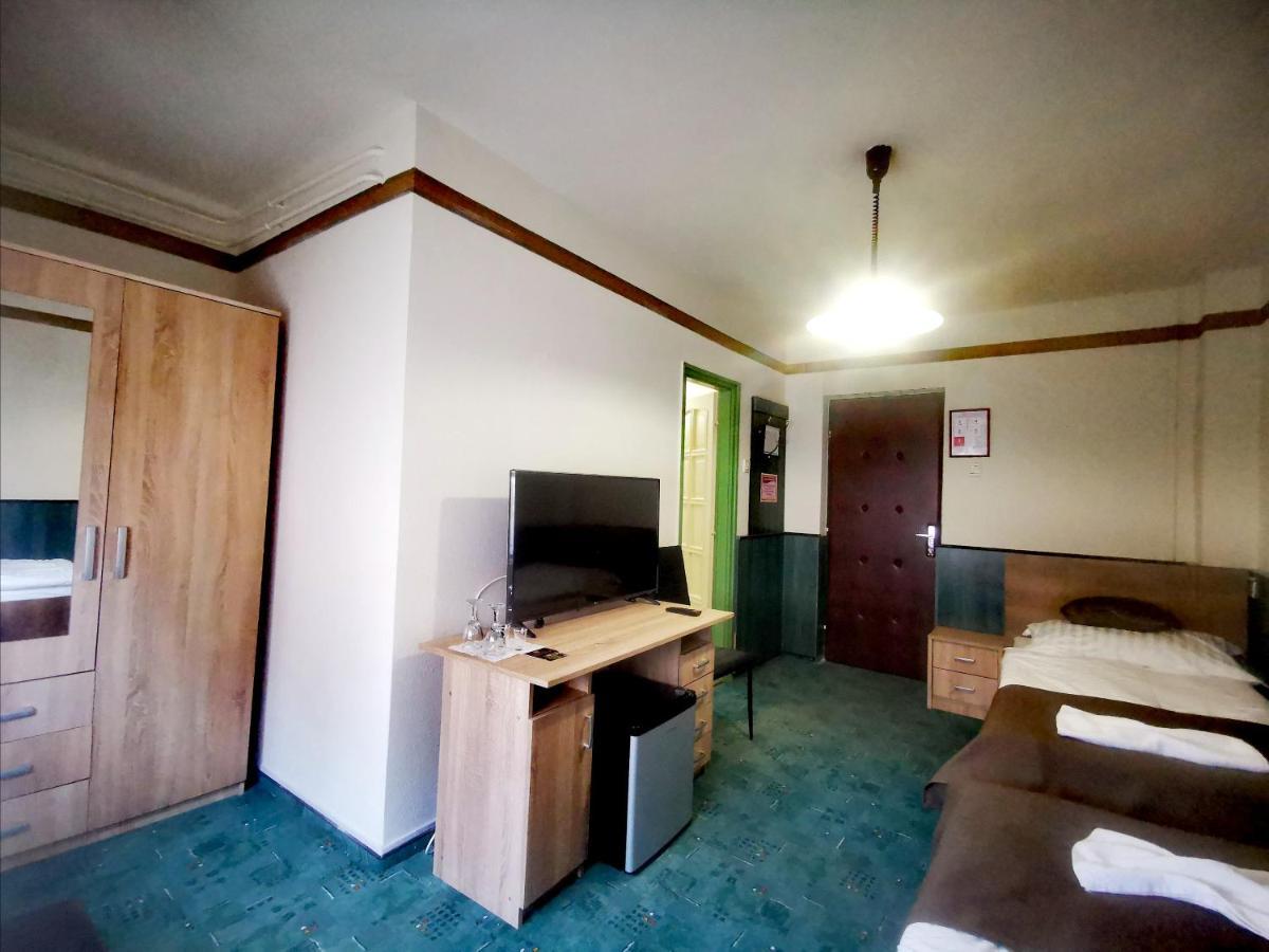 Komplex -Rendezvenytermek-Panzio-Apartman-Irodak- Mateszalka Exteriör bild