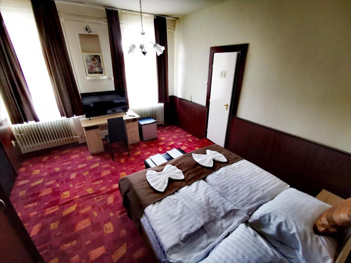 Komplex -Rendezvenytermek-Panzio-Apartman-Irodak- Mateszalka Exteriör bild