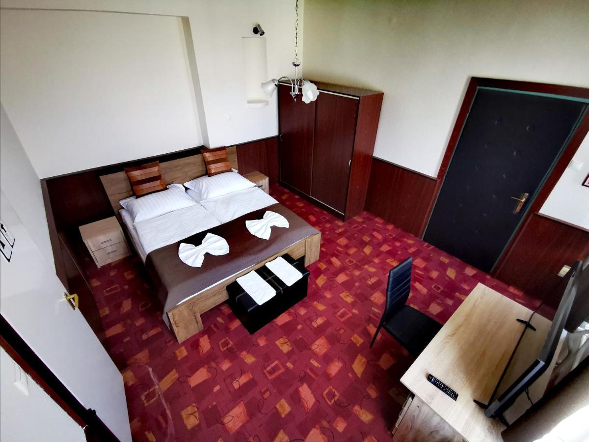 Komplex -Rendezvenytermek-Panzio-Apartman-Irodak- Mateszalka Exteriör bild