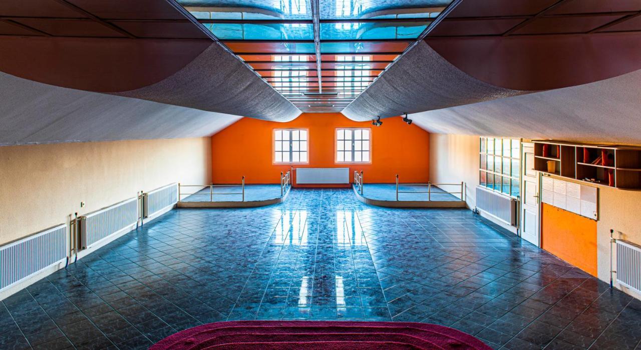 Komplex -Rendezvenytermek-Panzio-Apartman-Irodak- Mateszalka Exteriör bild