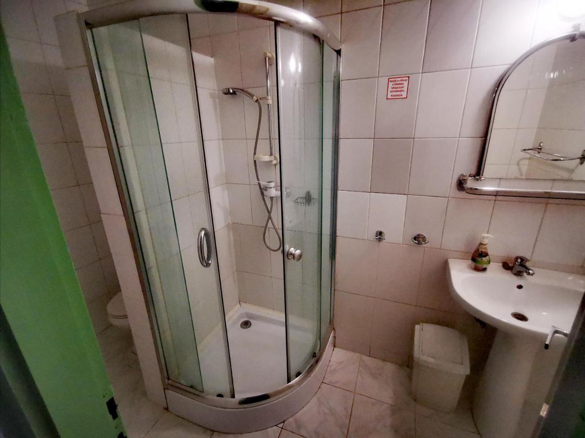 Komplex -Rendezvenytermek-Panzio-Apartman-Irodak- Mateszalka Exteriör bild
