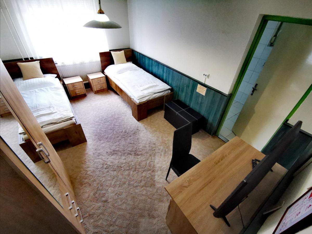 Komplex -Rendezvenytermek-Panzio-Apartman-Irodak- Mateszalka Exteriör bild