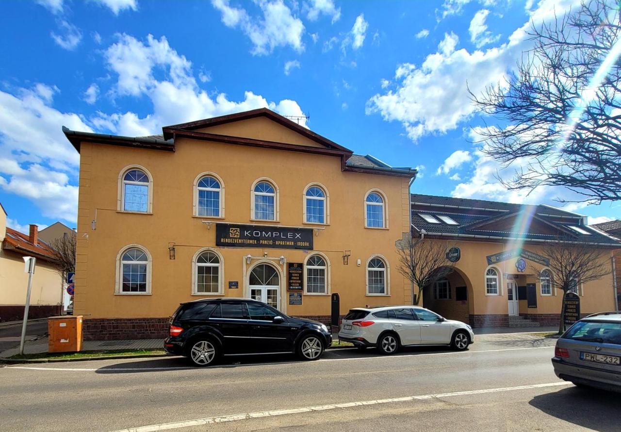 Komplex -Rendezvenytermek-Panzio-Apartman-Irodak- Mateszalka Exteriör bild