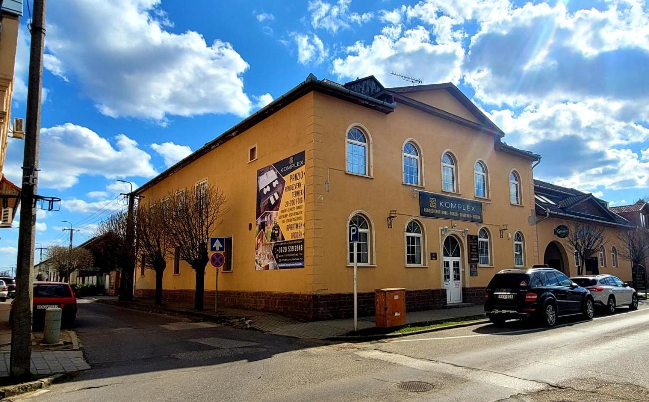 Komplex -Rendezvenytermek-Panzio-Apartman-Irodak- Mateszalka Exteriör bild