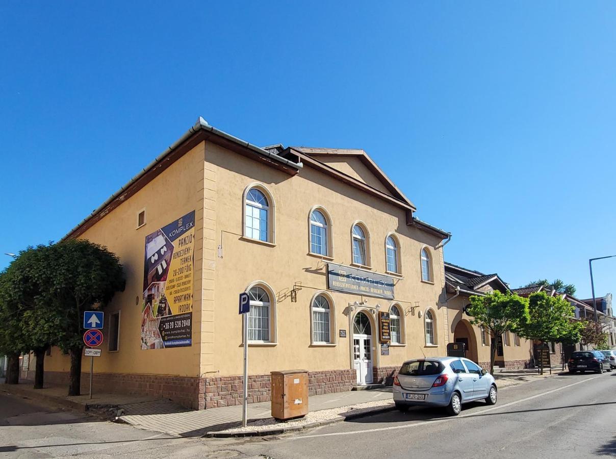 Komplex -Rendezvenytermek-Panzio-Apartman-Irodak- Mateszalka Exteriör bild
