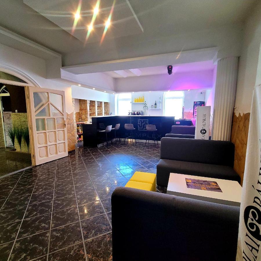 Komplex -Rendezvenytermek-Panzio-Apartman-Irodak- Mateszalka Exteriör bild