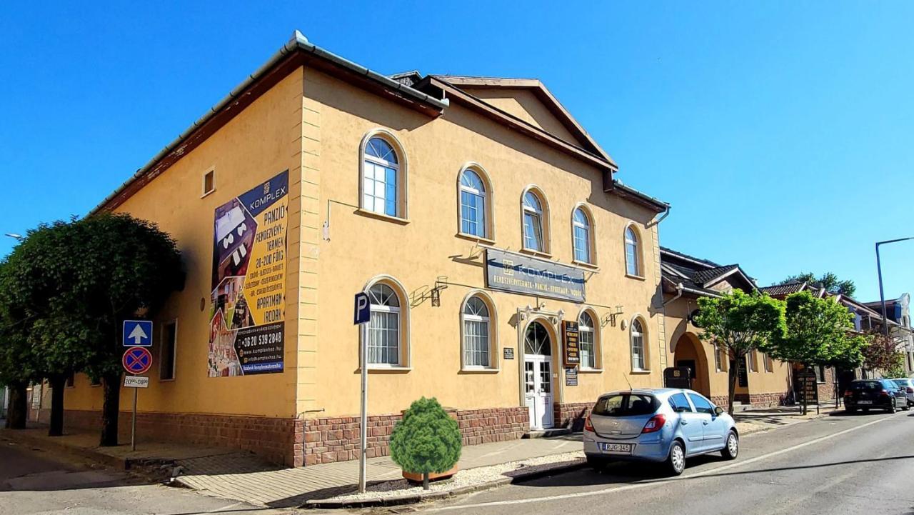 Komplex -Rendezvenytermek-Panzio-Apartman-Irodak- Mateszalka Exteriör bild