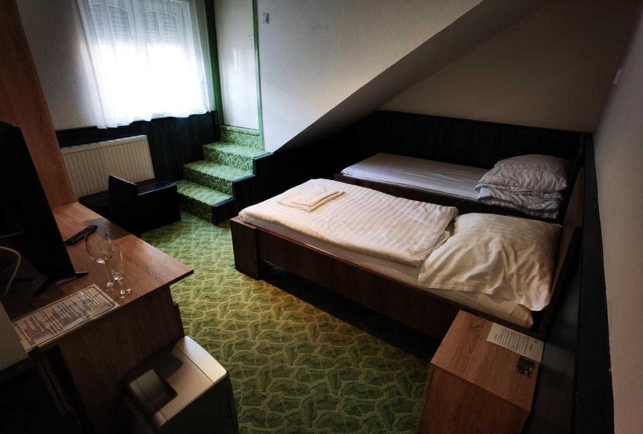 Komplex -Rendezvenytermek-Panzio-Apartman-Irodak- Mateszalka Exteriör bild