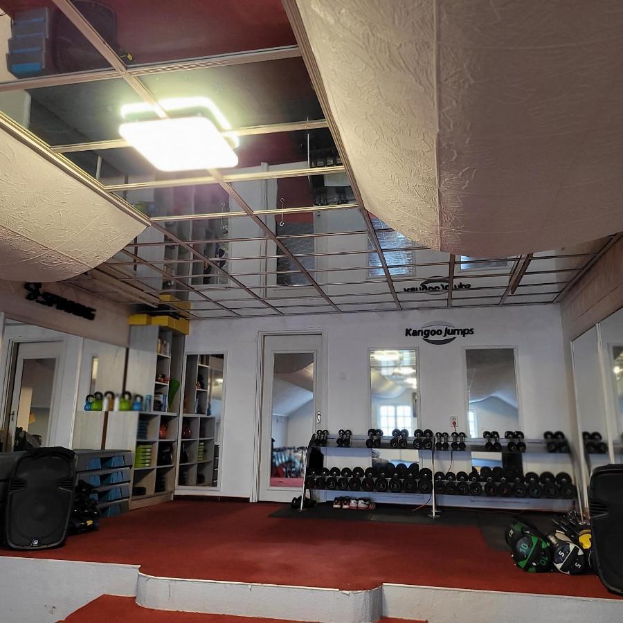 Komplex -Rendezvenytermek-Panzio-Apartman-Irodak- Mateszalka Exteriör bild